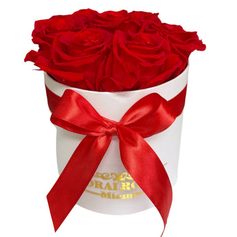 Caja rosa en forma de corazón con flores preservadas de Doral Roses Miami, decorativa y elegante para ocasiones especiales.