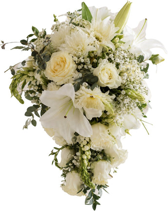 Ramo de novia en cascada con flores blancas y verdes, elaborado por Florist en Doral para bodas elegantes.