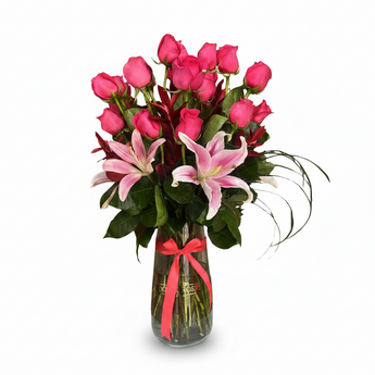 Rosas y lirios en jarrón de Doral Roses Miami, flores de alta calidad para entrega en el mismo día en Doral FL.