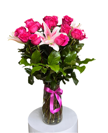Rosas y lirios en jarrón de flores de Doral Roses Miami, arreglo floral colorido con rosas rojas y lirios blancos.