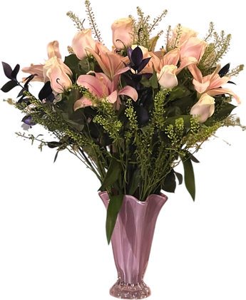 Rosas rosadas y lilies en arreglo de amor maternal de Doral Roses Miami, ideal para regalar hoy en Miami