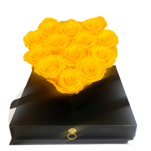 Corazón con rosas amarillas preservadas de Doral Roses Miami, arreglo floral decorativo y elegante en forma de corazón.