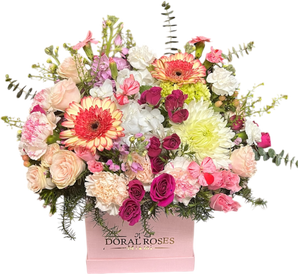 Caja floral rosa de Doral Roses Miami con flores en tonos rosados, arreglo premium para entrega en Miami hoy