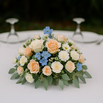 Centro de mesa elegante con decoración floral de Doral Roses Miami para eventos empresariales, bodas y celebraciones.