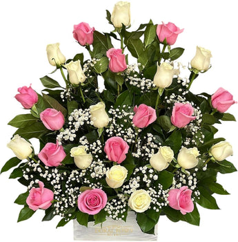 Rosas rojas y rosas en arreglo floral para cumpleaños, presentado por Doral Roses Miami con entrega en el mismo día
