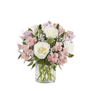 Rosas blancas y pastel en jarrón elegante, arreglo floral de Doral Roses Miami para entrega en Miami.