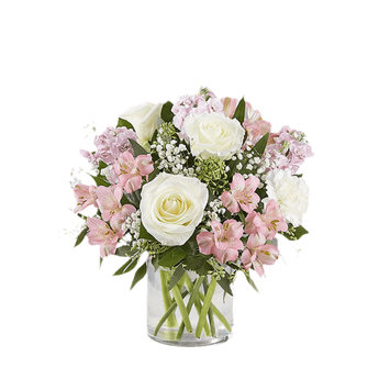 Arreglo de flores con rosas blancas y pastel en jarrón elegante, entregado por Doral Roses Miami.