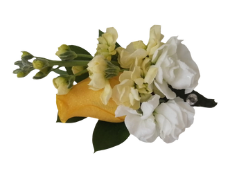 Boutonniere de flores rosa amarilla para prom y bodas, de Doral Roses Miami, con diseño elegante y entrega rápida en Doral