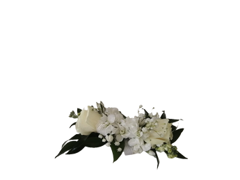 Brazalete de flores blancas para prom, graduación o boda, de Doral Roses Miami, con diseño elegante y detalles florales.