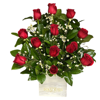 Rosas rojas clásicas en arreglo triangular de Doral Roses Miami, florista, con entrega rápida en Doral Florida.