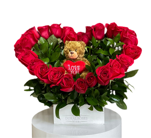 Corazón de 25 rosas rojas con oso de peluche, arreglos florales de Doral Roses Miami, entrega en el mismo día en Doral, Florida.