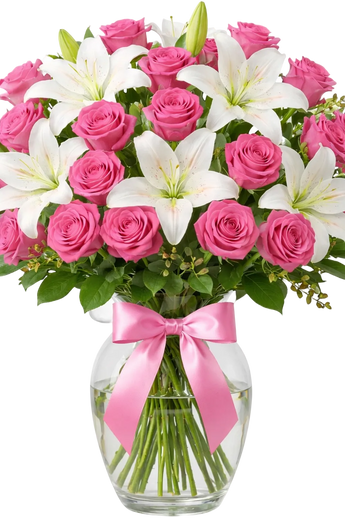 Ramo de rosas rosas y rojas con lirios blancos en jarrón de vidrio, flores frescas y elegantes.