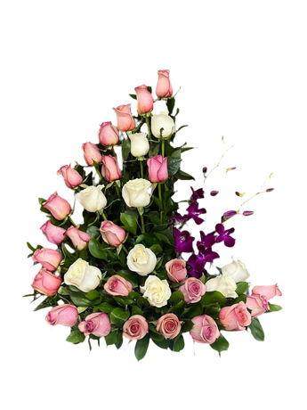Lirios blancos y flores variadas en canasta premium de Doral Roses Miami, floristería en Doral con entrega en Miami.