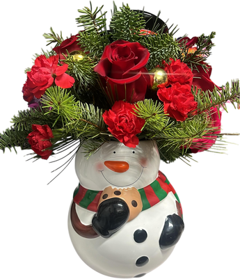 Celebra la magia de la Navidad con nuestro Centro de Mesa Navideño “Snowman Deluxe”, un diseño exclusivo que combina la ternura del muñeco de nieve con la elegancia de un arreglo floral fresco.
Decorado con rosas rojas premium, claveles festivos y ramas naturales de pino, este arreglo aporta color, aroma y espíritu navideño a cualquier espacio.