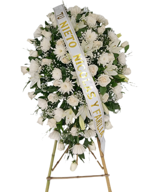 Arreglo funerario con flores blancas de Doral Roses Miami, presentado en un jarrón elegante, para funerales en Doral.