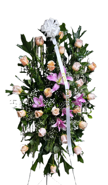 Arreglo funerario Gracia Celestial de flores Doral Roses Miami con rosas melocotón y detalles elegantes, para condolencias.