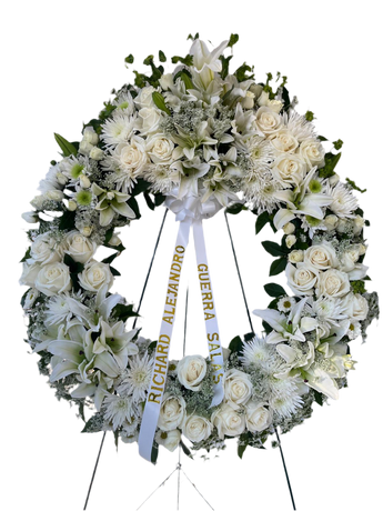 Arreglo funerario Pureza Celestial de rosas blancas elegantes de Doral Roses Miami, flores para condolencias en color blanco.