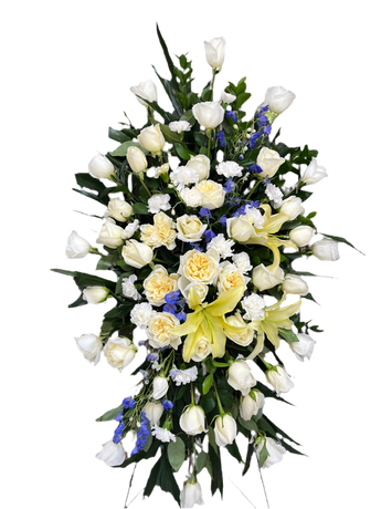 Arreglo funerario Sentimientos Celestiales de flores Doral Roses Miami, con rosas blancas y detalles elegantes para condolencias.