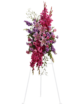 Arreglo funerario Ternura Profunda de Doral Roses Miami con flores blancas y verdes, ideal para condolencias y cariño.
