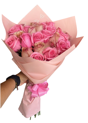 Bouquet femenino de 24 rosas rosadas vibrantes en Miami. Celebra feminidad y elegancia con entrega el mismo día. Ordena en Doral.