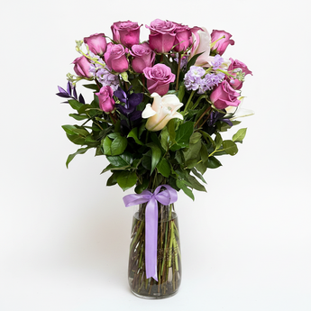 Ramo de 25 rosas y lirios en jarrón de lujo de Doral Roses Miami, flores frescas y elegantes en tallo largo.