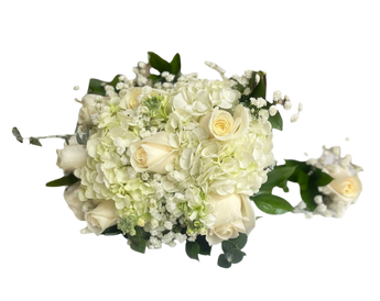 Ramo de novia de Doral Roses Miami con flores blancas y verdes, acompañado de botoneros para la pareja.