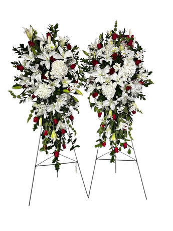 Rosas Doral Roses Miami Salve Reina Divina Pastora, flores frescas en florero decorativo en la imagen.