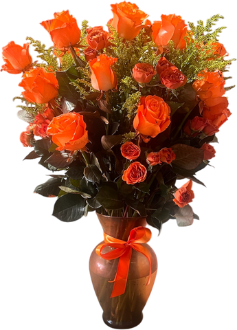 Rosas naranjas de Doral Roses Miami en jarrón, arreglo vibrante, ideal para regalar hoy en Miami.