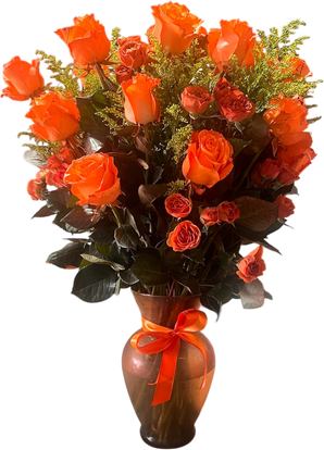 Rosas naranjas de Doral Roses Miami en jarrón, arreglo vibrante, ideal para regalar hoy en Miami.