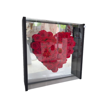 Rosas preservadas en forma de corazón en caja, de la marca Doral Roses Miami, con rosas rojas y elegante presentación.