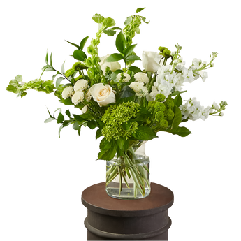 Ramo de flores verdes y blancas para el Día de San Patricio, arreglos florales festivos de Doral Roses Miami.