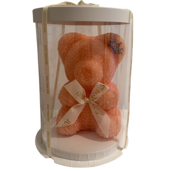 Bebé peluche de osito con color durazno en caja de regalo de lujo, ideal para regalos en Miami.