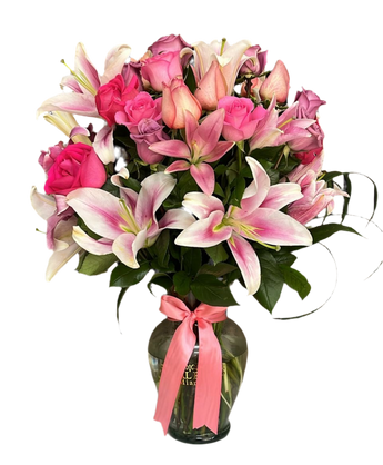 Ramo de 25 rosas y lirios en jarrón de Doral Roses Miami, flores frescas para el Día de la Madre con entrega en el mismo día.