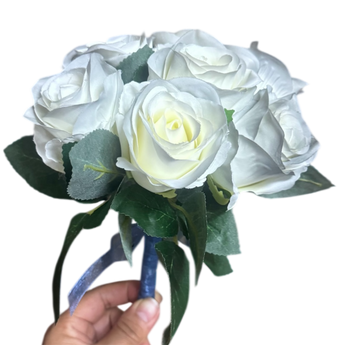 Corsage prom en Doral Florida. Brazalete floral blanco elegante para graduación y bailes formales. Entrega el mismo día en Miami. Tarjeta gratis. ¡Ordena!