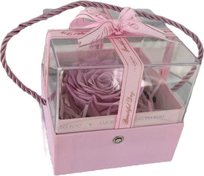 Rosas preservadas en caja circular de Doral Roses Miami, flores especiales, detalles bonitos y elegantes en envase premium.