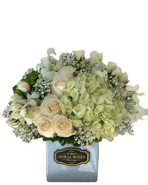 Centro de mesa blanco y verde con flores para bodas y eventos, creado por Doral Roses Miami.