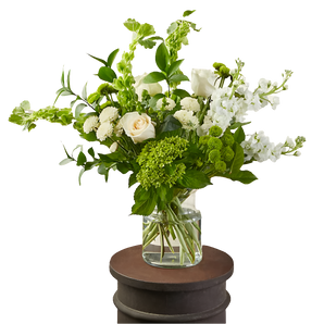 Ramo de flores verdes y blancas para el Día de San Patricio, arreglos florales festivos de Doral Roses Miami.